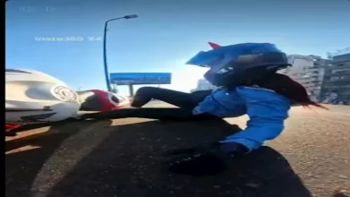 صورة لحظة سقوط ياسمين صبري خلال قيادتها دراجة بخارية بالإسكندرية (صور وفيدي
