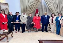 صورة إلهام شاهين وهالة سرحان تستغيثان بعد إغلاق المجال الجوي بالعراق