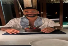 صورة محمد صلاح يحتفل بعيد ميلاده الـ33 بـ “تورتة صغيرة”