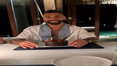صورة محمد صلاح يحتفل بعيد ميلاده الـ33 بـ “تورتة صغيرة”
