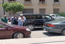 صورة بالصور| مستندًا على أقاربه.. صلاح الشرنوبي يودع نجله لمثواه الأخير
