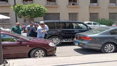 صورة بالصور| مستندًا على أقاربه.. صلاح الشرنوبي يودع نجله لمثواه الأخير