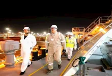 صورة وزير البترول يتابع أعمال تجهيز سفينة التغييز “Energos Power”