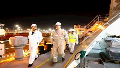 صورة وزير البترول يتابع أعمال تجهيز سفينة التغييز “Energos Power”