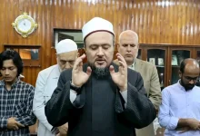 صورة طالب إندونيسي ينهار في لجنة الامتحان بسبب وفاة والده وهذا ما فعله عميد