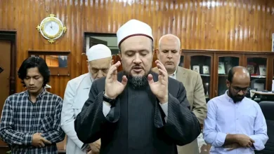 صورة طالب إندونيسي ينهار في لجنة الامتحان بسبب وفاة والده وهذا ما فعله عميد