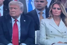 صورة “نامت على نفسها”.. موقف محرج لميلانيا أثناء عرض عيد ميلاد ترامب
