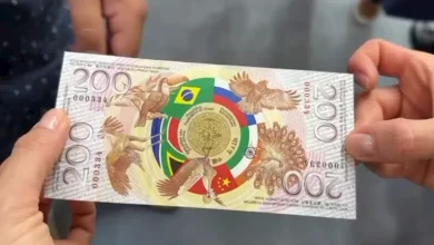 صورة ورقة نقدية روسية عليها أعلام دول الـ”بريكس” في منتدى بطرسبرج