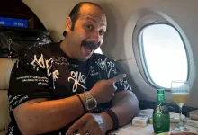 صورة محمد ثروت ينشر صورًا من داخل الطائرة ويعلق: “مراحل الضحك عندي”