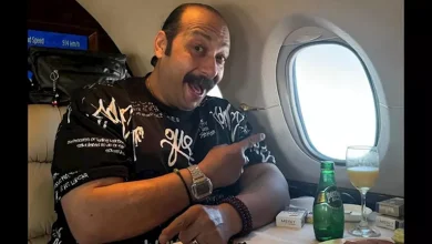 صورة محمد ثروت ينشر صورًا من داخل الطائرة ويعلق: “مراحل الضحك عندي”