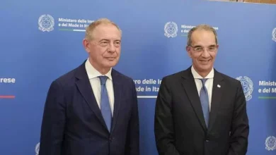 صورة مباحثات بين وزيرا الاتصالات والصناعة الإيطالى في مجال الذكاء الاصطناعي