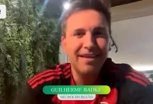 صورة مريض يناقش مباراة في كأس العالم أثناء خضوعه لعملية جراحية في المخ