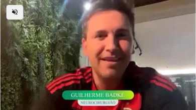 صورة مريض يناقش مباراة في كأس العالم أثناء خضوعه لعملية جراحية في المخ