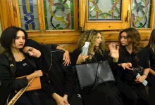 صورة هنا الزاهد وزينة وتامر حسني ..النجوم في عزاء والدة سارة وفيق