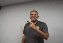 صورة بـ “السيجار”.. مؤمن سليمان يحتفل بإنجازه مع الشرطة العراقي (صور)
