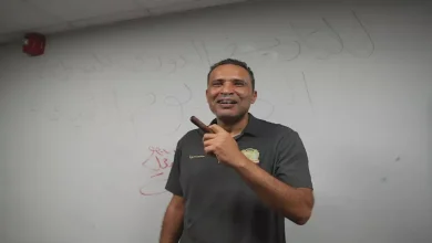 صورة بـ “السيجار”.. مؤمن سليمان يحتفل بإنجازه مع الشرطة العراقي (صور)