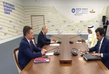 صورة على هامش منتدى بطرسبورج.. الرئيس الروسي يلتقي أمين عام منظمة “أوبك”