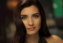 صورة بفستان جريء وشفاف.. إطلالة لافتة للممثلة التركية توبا