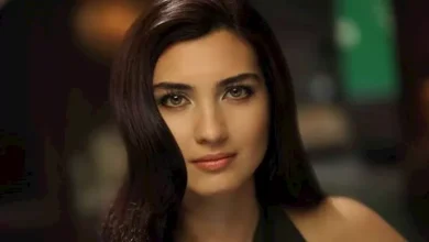 صورة بفستان جريء وشفاف.. إطلالة لافتة للممثلة التركية توبا