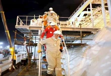 صورة وزير البترول يتفقد تجهيز سفينة التغييز “Energos Power”
