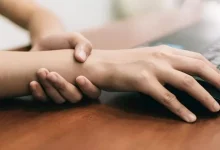صورة “ارتعاش اليد المفاجئ” مؤشر خطير لـ 6 مشكلات خفية