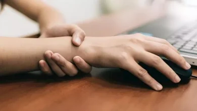 صورة “ارتعاش اليد المفاجئ” مؤشر خطير لـ 6 مشكلات خفية