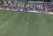 صورة 10 صور ترصد أزمة توقف مباراة أوكلاند سيتي بوكا جونيورز في كأس العالم