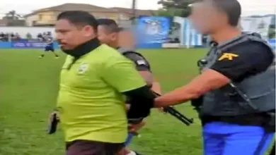 صورة “واقعة غريبة”.. القبض على حكم خلال إدارته لمباراة بالبرازيل (فيديو)