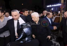 صورة بالصور- مرتضى منصور يصل عزاء والد تامر عبد المنعم