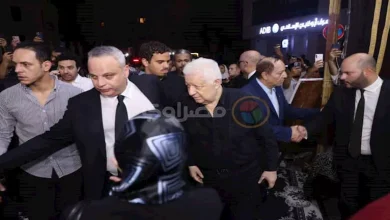 صورة بالصور- مرتضى منصور يصل عزاء والد تامر عبد المنعم