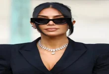 صورة زفاف مؤسس أمازون يحوّل البندقية لمنصّة أزياء.. كارداشيان بجلد ثعبان وك