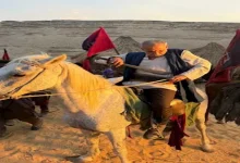 صورة “السيف مش عارف امسكه”.. محمود البزاوي ينشر صورة كوميدية من كواليس “ممل