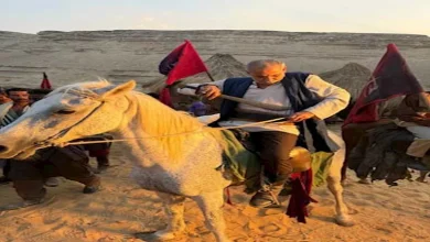 صورة “السيف مش عارف امسكه”.. محمود البزاوي ينشر صورة كوميدية من كواليس “ممل