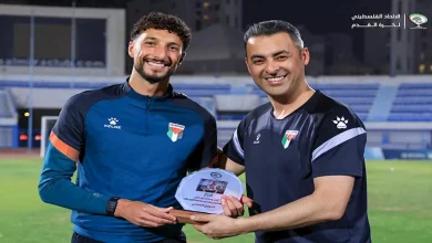 صورة منتخب فلسطين يكرم وسام أبو على بعد التتويج بالدوري المصري مع الأهلي