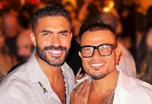 صورة “تاتو وسلسلة وحلق”.. عمرو دياب يثير الجدل بـ اللوك الجديد والجمهور يعل