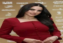 صورة درة تتألق بالأحمر.. أناقة وجاذبية في أحدث إطلالة