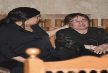 صورة بالصور- بكاء الفنانة سميرة عبد العزيز في عزاء الراحلة سميحة أيوب