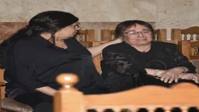صورة بالصور- بكاء الفنانة سميرة عبد العزيز في عزاء الراحلة سميحة أيوب