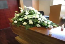 صورة بعد إعلان وفاتها.. سيدة تستيقظ داخل نعشها أثناء دفنها