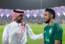 صورة نظرة ثقة.. وابتسامة وعد.. وزير الرياضة يحفّز «الدوسري» قبل المواجهة  أخبار السعودية