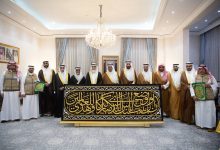 صورة نائب أمير مكة يُسلم كسوة الكعبة المشرفة لسدنة بيت الله الحرام  أخبار السعودية