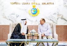 صورة وزير الحج يحصل على وسام «شخصية العام الهجري» من ماليزيا  أخبار السعودية