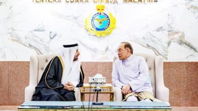 صورة وزير الحج يحصل على وسام «شخصية العام الهجري» من ماليزيا  أخبار السعودية