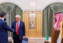 صورة ترمب يوقع اليوم أمراً تنفيذياً ينهي العقوبات على سورية  أخبار السعودية
