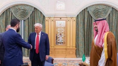 صورة ترمب يوقع اليوم أمراً تنفيذياً ينهي العقوبات على سورية  أخبار السعودية