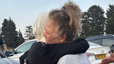 صورة الإفراج عن سناء سلامة دقة بعد الاستئناف على تمديد اعتقالها