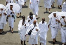 صورة | ما حكم حمل المحرم في الحج والعمرة للشمسية؟ الافتاء الأردنية تجيب