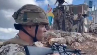 صورة | الجيش اللبناني يزيل علم لواء غولاني وسواتر للاحتلال من تلة رويسات الحدب جنوب لبنان