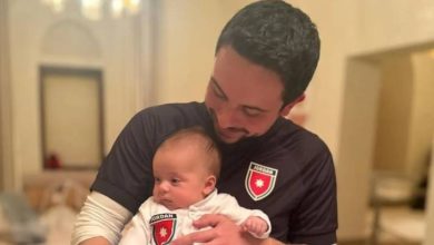 صورة | ولي العهد الأمير الحسين يشارك فيديو للأميرة إيمان بقميص المنتخب الأردني استعداداً لمباراة عُمان