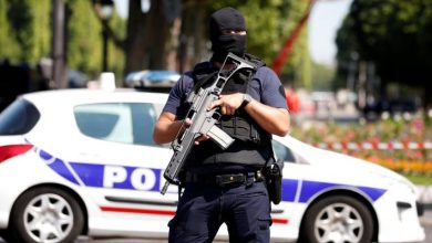 صورة | الشرطة الفرنسية توقف فلسطينياً ضرب حاخاما يهوديا بكرسي